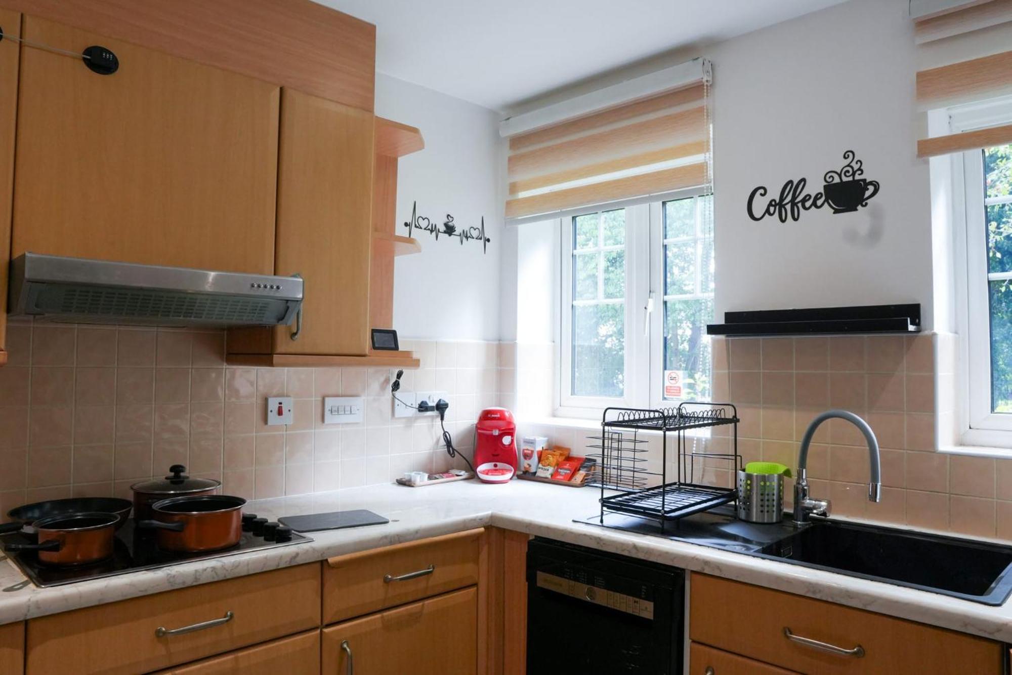 Whole 2-Bed Apartment - Contractors, Professionals, Ulez Free, Free Parking, B'Ham City 10Mins Birmingham Buitenkant foto