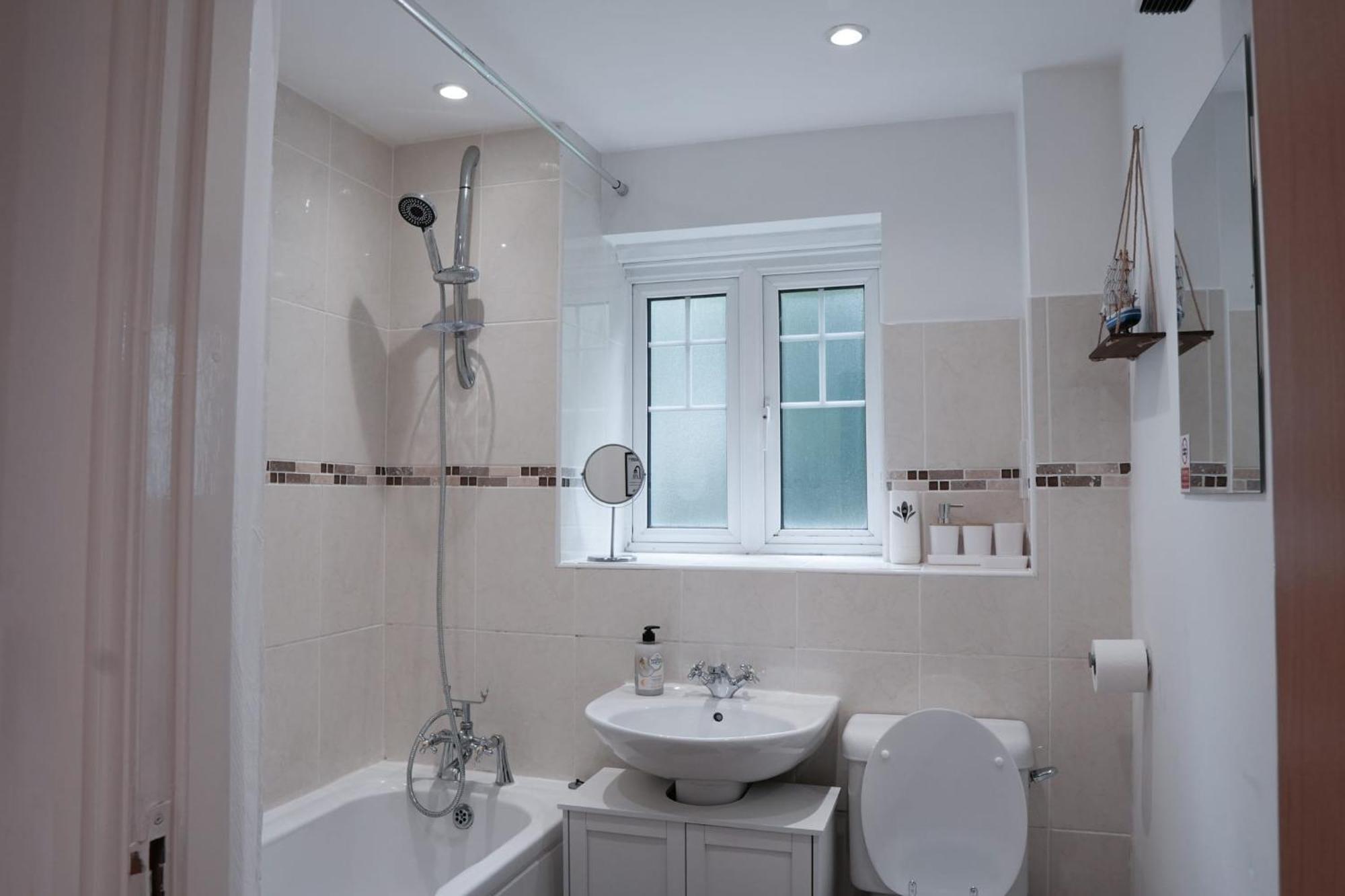 Whole 2-Bed Apartment - Contractors, Professionals, Ulez Free, Free Parking, B'Ham City 10Mins Birmingham Buitenkant foto